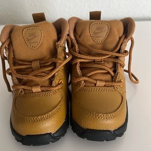Nike Manoa
Baby/Toddler Boot
Size 5